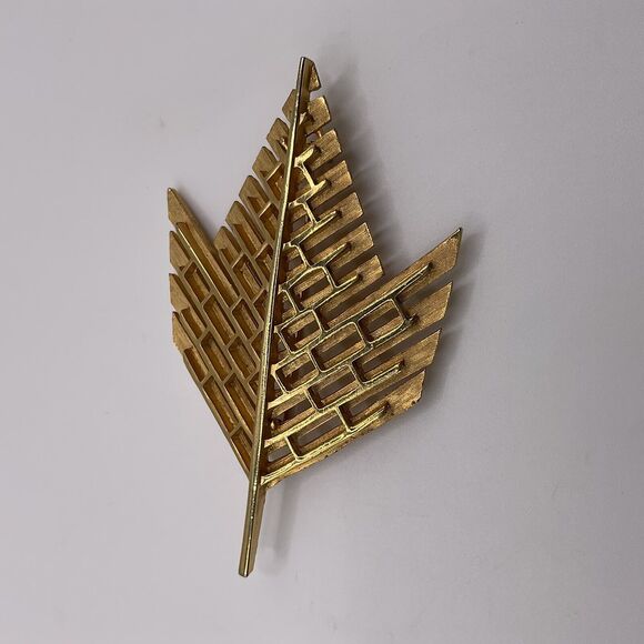 Corocraft Brooch Vintage Large Modernist Leaf Gold Tone Artsy 1960s MCM - Picture 2 of 8